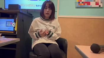 からオケマイクをおまんこに押し当ててオナニーしたら気持ち良すぎて声が出てしまいました…