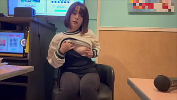 からオケマイクをおまんこに押し当ててオナニーしたら気持ち良すぎて声が出てしまいました…