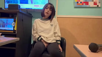 からオケマイクをおまんこに押し当ててオナニーしたら気持ち良すぎて声が出てしまいました…