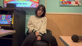 からオケマイクをおまんこに押し当ててオナニーしたら気持ち良すぎて声が出てしまいました…