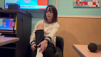 からオケマイクをおまんこに押し当ててオナニーしたら気持ち良すぎて声が出てしまいました… からオケマイクをおまんこに押し当ててオナニーしたら気持ち良すぎて声が出てしまいました…
