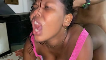 Me follo el coña de mi hermanastra misntra duerme