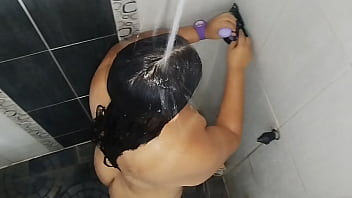 Antes de salir con mi novio tengo sexo con mi asqueroso padrastro en el baño y terminamos en el dormitorio y me deja cubierta de su semen espero no quedar embarazada