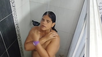 Antes de salir con mi novio tengo sexo con mi asqueroso padrastro en el baño y terminamos en el dormitorio y me deja cubierta de su semen espero no quedar embarazada