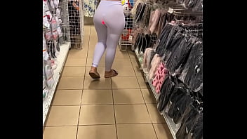 Encontrei essa gostosa safada na loja olha como ela provoca