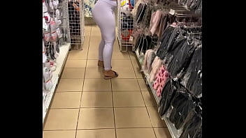 Encontrei essa gostosa safada na loja olha como ela provoca