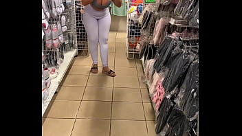 Encontrei essa gostosa safada na loja olha como ela provoca