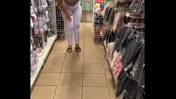 Encontrei essa gostosa safada na loja olha como ela provoca