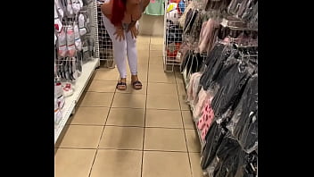 Encontrei essa gostosa safada na loja olha como ela provoca