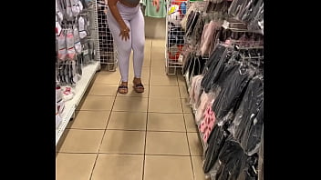 Encontrei essa gostosa safada na loja olha como ela provoca