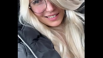 Femme à lunette femme à n’hésite pas à me demander ta vidéo
