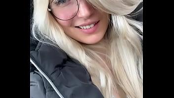 Femme à lunette femme à n’hésite pas à me demander ta vidéo