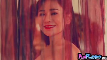 Sexy asian babe exposed her sexy body and posed totally naked