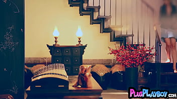 Sexy asian babe exposed her sexy body and posed totally naked