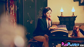 Sexy asian babe exposed her sexy body and posed totally naked