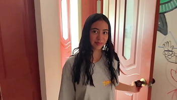 Chica Latina Espía A Su Vecino Y Se Come Toda Su Verga thumbnail