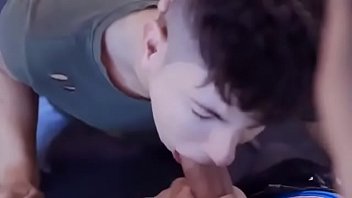 Maduro Vergon Coge Con Joven Tatuado thumbnail