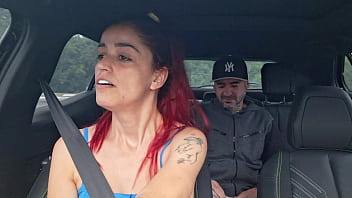 Motorista de app pega passageiro se masturbando por trás