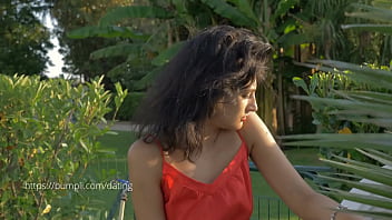 Jolie brune sexy et charnelle en manque de sexe