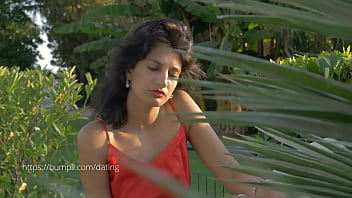 Jolie brune sexy et charnelle en manque de sexe