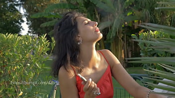 Jolie brune sexy et charnelle en manque de sexe