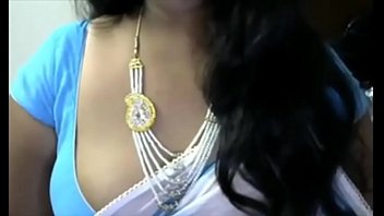 Hot indian aunty in saree