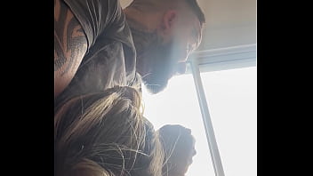 Vi um vizinho me olhando fiquei com tesao e chamei o corno do meu marido pra chupar ele enquanto o vizinho me olha qui delícia