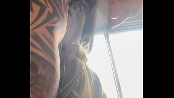 Vi um vizinho me olhando fiquei com tesao e chamei o corno do meu marido pra chupar ele enquanto o vizinho me olha qui delícia