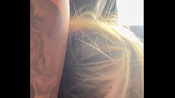 Vi um vizinho me olhando fiquei com tesao e chamei o corno do meu marido pra chupar ele enquanto o vizinho me olha qui delícia