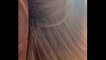 Vi um vizinho me olhando fiquei com tesao e chamei o corno do meu marido pra chupar ele enquanto o vizinho me olha qui delícia