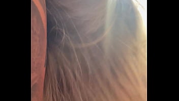 Vi um vizinho me olhando fiquei com tesao e chamei o corno do meu marido pra chupar ele enquanto o vizinho me olha qui delícia