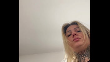 Vi um vizinho me olhando fiquei com tesao e chamei o corno do meu marido pra chupar ele enquanto o vizinho me olha qui delícia