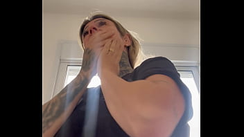 Vi um vizinho me olhando fiquei com tesao e chamei o corno do meu marido pra chupar ele enquanto o vizinho me olha qui delícia Vi um vizinho me olhando fiquei com tesao e chamei o corno do meu marido pra chupar ele enquanto o vizinho me olha qui delícia