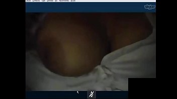Mi novia enseñando las tetas por skype