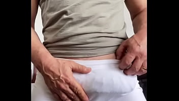 Gostoso pauzudo exibindo a mala