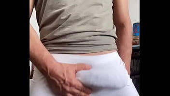 Gostoso pauzudo exibindo a mala