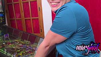 Une milf joue au flipper elle va s'en prendre plein le culj'adore le