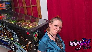 Une milf joue au flipper elle va s'en prendre plein le culj'adore le