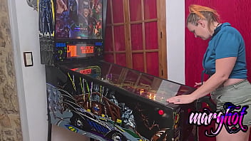 Une milf joue au flipper elle va s'en prendre plein le culj'adore le