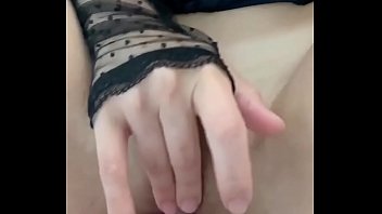 Hermosa chica en lencería negra se toca para calentar motores