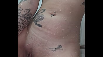 A água escorre mas o que molha de verdade é a boceta latejando de tesão ela enfia o consolo transparente sem dó se arrebentando de prazer enquanto geme e se contorce