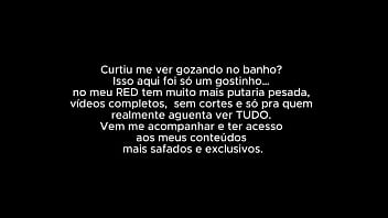 A água escorre mas o que molha de verdade é a boceta latejando de tesão ela enfia o consolo transparente sem dó se arrebentando de prazer enquanto geme e se contorce