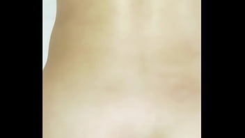 Mi jefe después de un día de trabajo se mete a mi habitación en el hotel y tenemos sexo loco