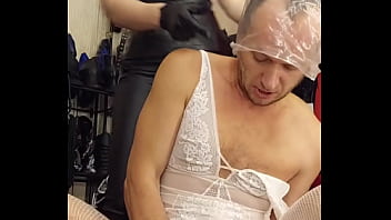 Скачет дыркой на члене