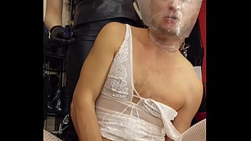 Скачет дыркой на члене