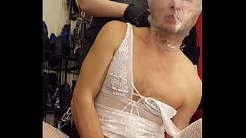 Скачет дыркой на члене