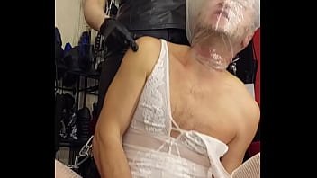 Скачет дыркой на члене