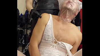 Скачет дыркой на члене