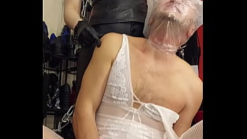 Скачет дыркой на члене