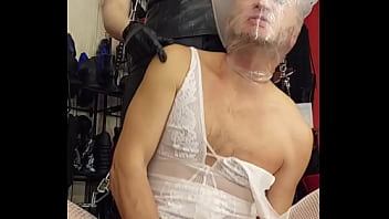 Скачет дыркой на члене